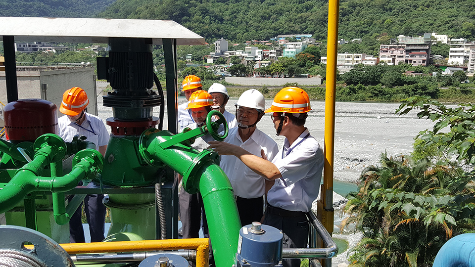 協助民間設置微水力系統之前，東部電廠利用立霧機組消能池經輸水管到中間水槽的40米落差，在106年完成了台電第一個微水力計劃。